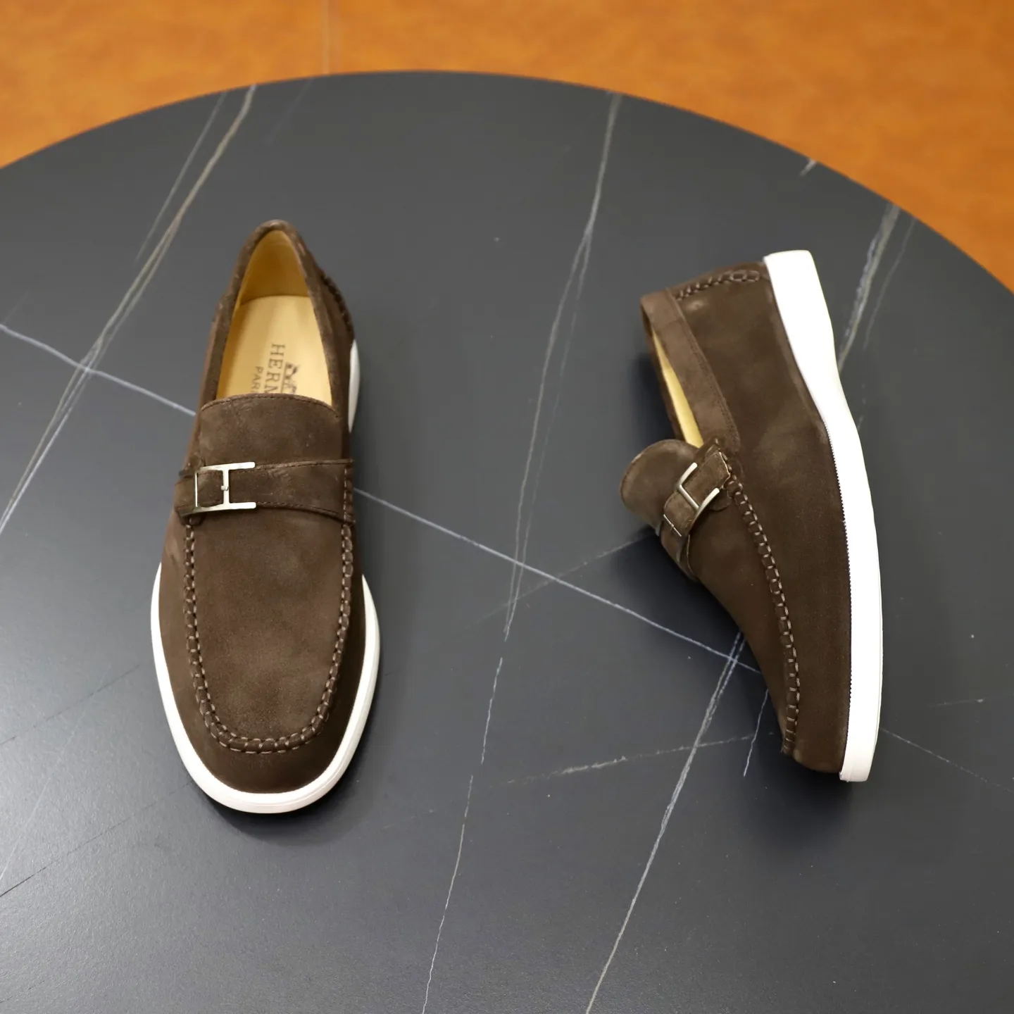 Ex-factory price: 540💰Hermès/Hermès slip-on men's shoes. This shoe is made of imported cow suede leather, with simple and smooth lines, and a 3CM rubber foam ultra-light sole combined with aerodynamic design! Youthful and fashionable, H button decoration, contrasting leather embellishment on the heel, calf lining to gently wrap your feet, with embossed logo cowhide feet, leather rock strips, casual and urban style, highlighting youthful vitality, sports and leisure version, super versatile Size number: 38-39-40-41-42-43-44 Standard leather shoe size (45 can be customized but does not support returns)